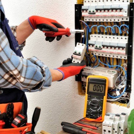 تنفيذ خدمات الكهرباء للمنازل والمحلات والفلل